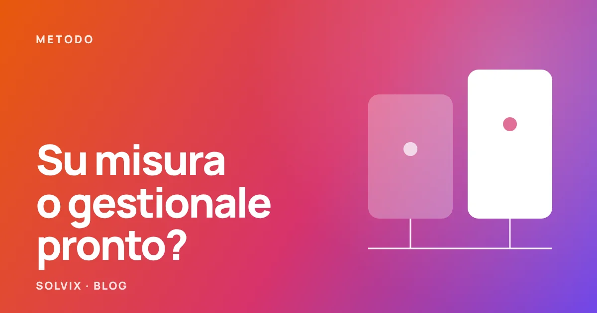 Due blocchi a confronto, uno trasparente e uno pieno, a rappresentare gestionale pronto e software su misura